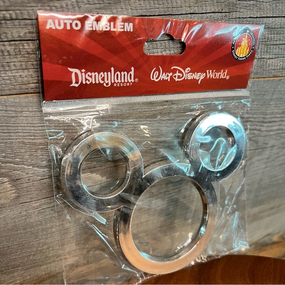HOST PICK✨🆕 NEW Mickey Silhouette Car/Auto Emblem, Parks Exclusive, silver, NWT - Picture 4 of 7